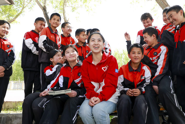 雪莲绽放新时代 团结奋斗谱新篇——以习为核心的党中央情系天山